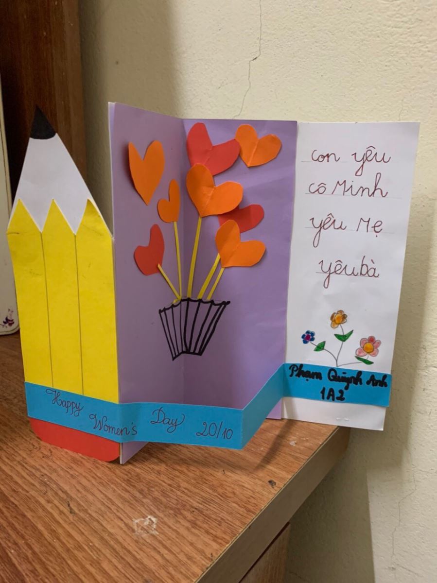 Học sinh lớp 1A2 đã chuẩn bị món quà đặc biệt cho bà và cô của họ với những thiệp tặng bà, tặng cô được thiết kế độc đáo và đầy tình cảm. Hãy xem hình ảnh để cảm nhận được sự dễ thương và tình cảm của những thiệp này.